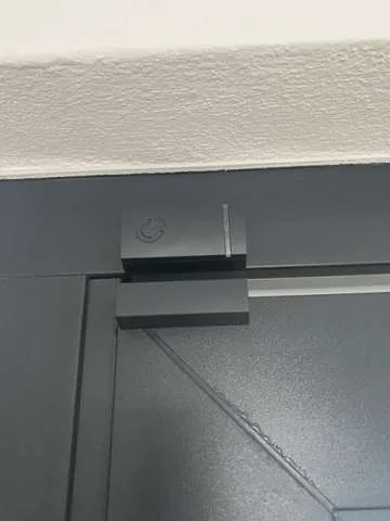 Magnetický detektor otevření dveří na zárubni