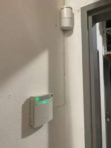 Přístupový modul alarmu a pohybový detektor u dveří