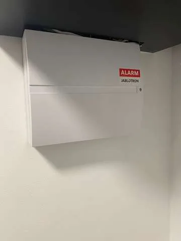 Kryt ústředny alarmu Jablotron na stěně