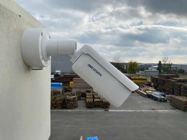 Kamera Hikvision na rohu budovy s výhledem na skladový areál