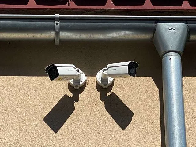 Dvě kamery Hikvision na fasádě pod okapem