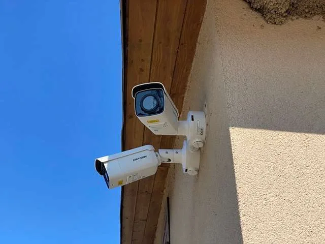 Dvojice kamer Hikvision na nároží domu