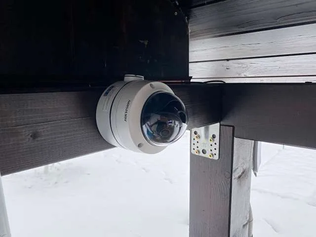 Kupolová kamera Hikvision na trámu dřevěného přístřešku
