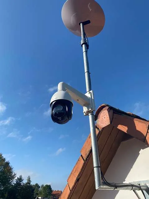 Otočná PTZ kamera na stožáru nad střechou domu