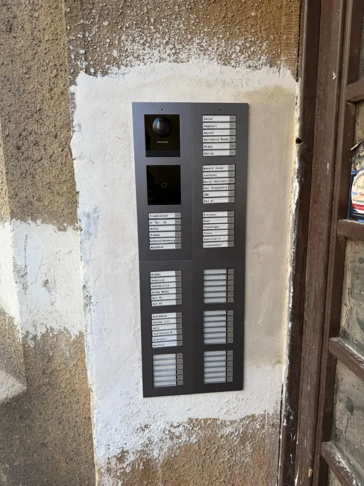 Nerezové domovní tablo Hikvision s kamerou a tlačítky pro více bytů