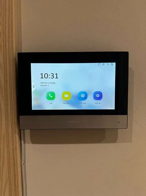 Dotykový monitor videotelefonu Hikvision na stěně