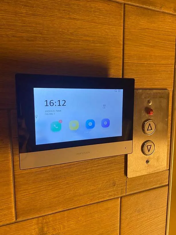 Vnitřní dotykový monitor videotelefonu Hikvision na obkladu