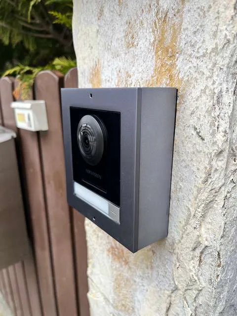 Venkovní stanice videotelefonu Hikvision v krytu na kamenném sloupku u branky