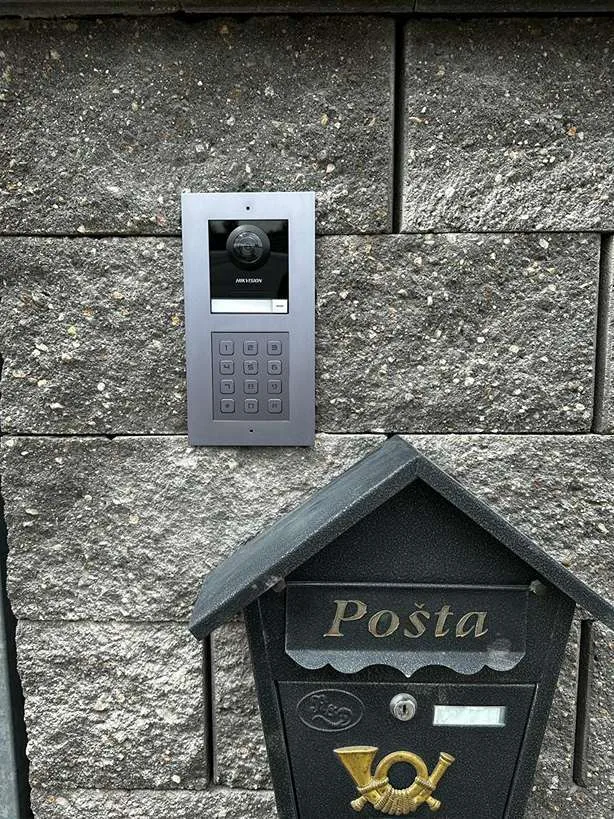 Venkovní stanice videotelefonu s klávesnicí nad poštovní schránkou